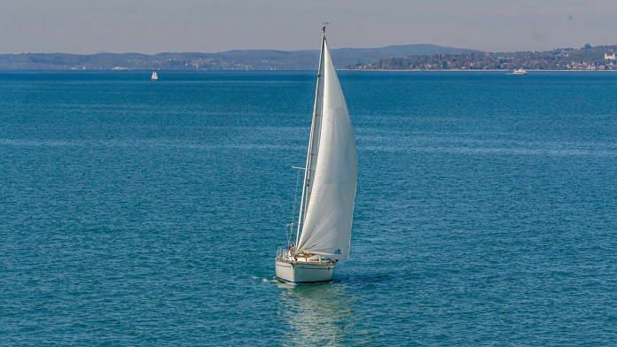 Image of a yatch sailing in the sea | Image via Pixabay