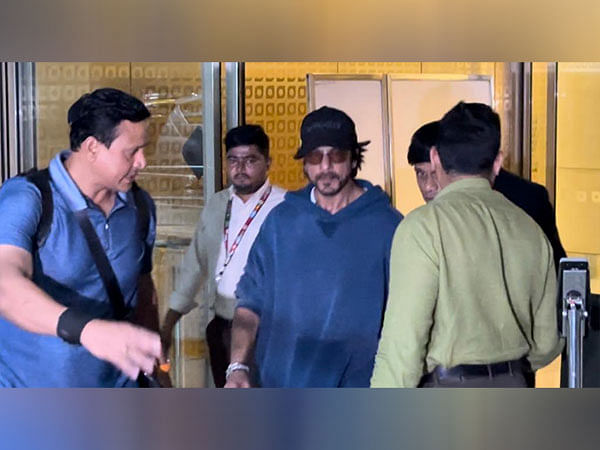 Srk Spotted At Mumbai Airport Amid Rumours Of Accident In Us Theprint Anifeed 4787