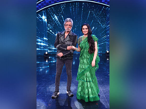 Shakti Kapoor, Padmini Kolhapure get into a fun dance on stage of dance reality show