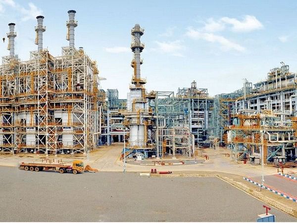 Pakistan inks deals with local, Chinese firms for Saudi-backed oil refinery