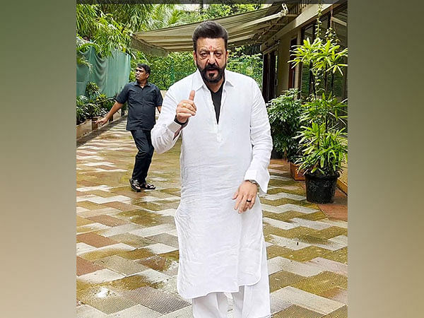 SC grants bail to Sanjay Dutt, 5 others | India News - Times of India