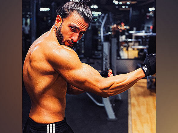 Monday Motivation: Ranveer Singh sheds major fitness goals as he flaunts chiselled body in new gym pic