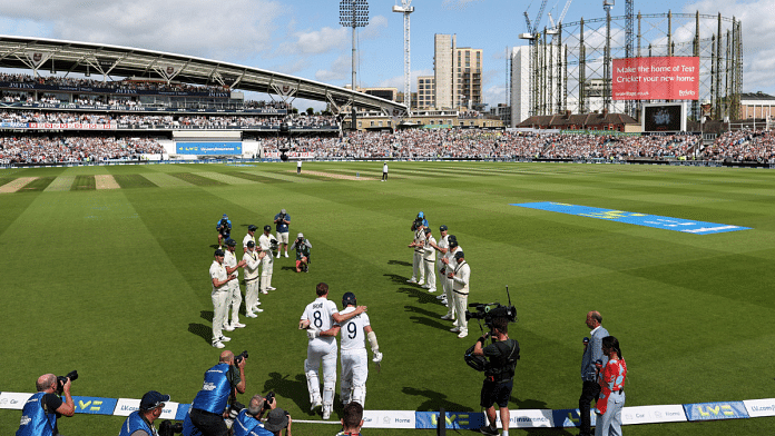 Australian cricketers form guard of honour for Stuart Broad on Day 4 of the final Ashes Test at Oval | Twitter | @englandcricket