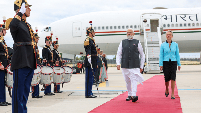 PM Narendra Modi receives a ceremonial welcome upon his arrival in Paris | Twitter | @PMOIndia