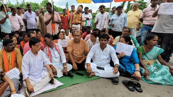 BJP leaders and workers protest outside the office of Malda Superintendent of Police in connection with the viral video | Twitter | @BJP4Bengal