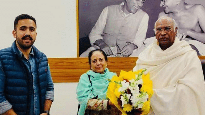Himachal Congress chief Pratibha Singh with party chief Mallikarjun Kharge. Also seen in the picture is her son, Vikramaditya Singh | Twitter | @virbhadrasingh