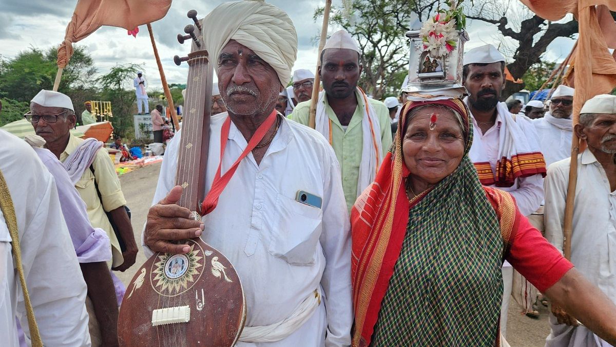 A Warkari couple on their way to Pandharpur | Purva Chitnis | ThePrint