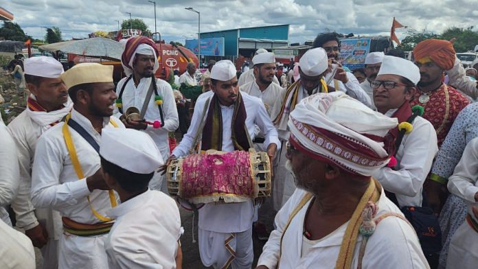 Warkaris singing abhangas during 'Wari' | Purva Chitnis | ThePrint