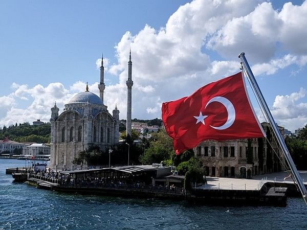 Turkey announces restrictions on using credit card for foreign travel 