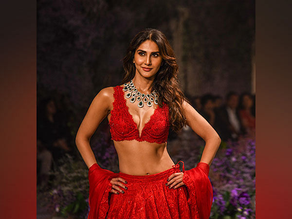 Vaani kapoor muscled abs