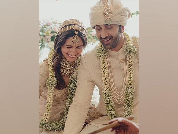 Alia Bhatt remembers how Ranbir Kapoor went on his knees during 'Varmaala' ceremony