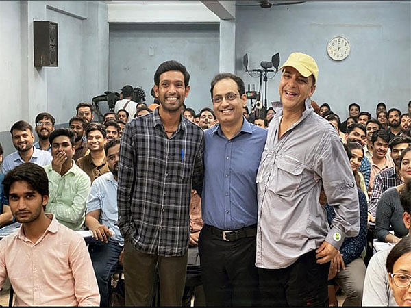 Vikrant Massey shares picture with Vidhu Vinod Chopra from ‘12th Fail’ sets