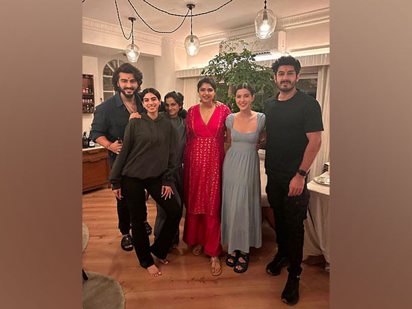 A sneak peek into Arjun Kapoor's Rakhi celebrations with sisters Anshula, Khushi, Rhea, Shanaya