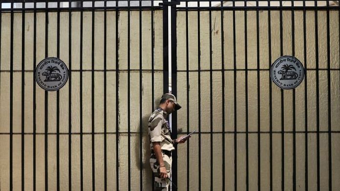 A guard stands outside the gate of the Reserve Bank of India (RBI) headquarters in Mumbai | Reuters file photo