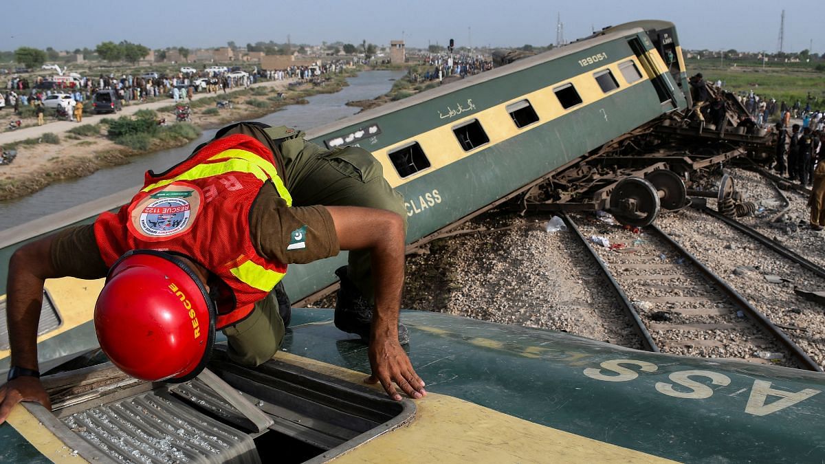 4+dead%2C+20+injured+in+derailment+of+Chandigarh-Dibrugarh+Express+near+Gonda+in+Uttar+Pradesh