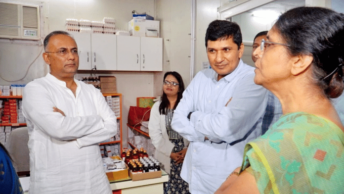 Karnataka health minister Dinesh Gundu Rao and his Delhi counterpart Saurabh Bhardwaj at a mohalla clinic in Delhi | Photo: @Saurabh_MLAgk/Twitter