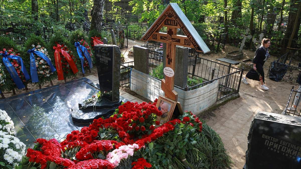 'To be a warrior is to live forever' — at Prigozhin's grave, followers ...