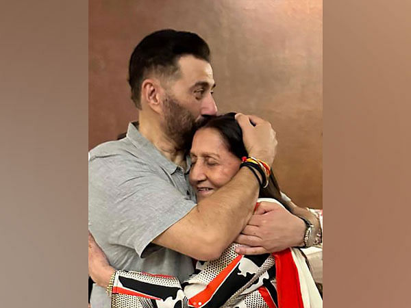 Sunny Deol wishes his mother Prakash Kaur on her birthday, shares adorable pics