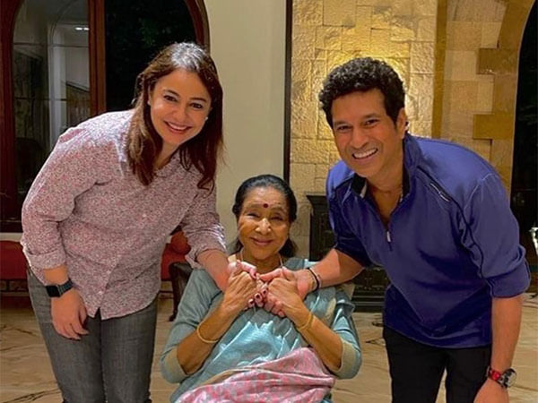 Sachin Tendulkar's special wishes for Asha Bhosle: 