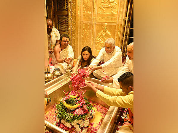 Mauritius PM Jugnauth, his wife offer prayers at Kashi Vishwanath temple in Varanasi