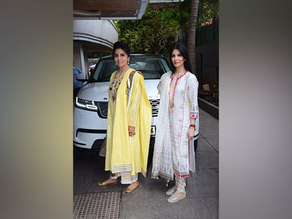Neetu Kapoor sings 'Aap Jaisa Koi' with daughter Riddhima on her birthday