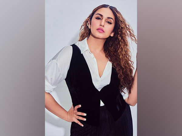  Huma Qureshi turns author with her book 'Zeba' 