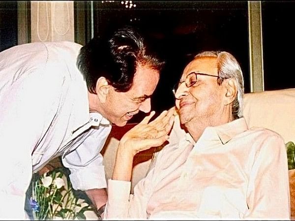 Dharmendra drops throwback picture with Pran, calls him, 