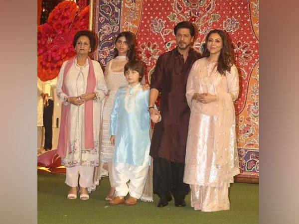 SRK makes grand entry at Ambanis Ganesh Chaturthi with wife Gauri, children Suhana, AbRam 