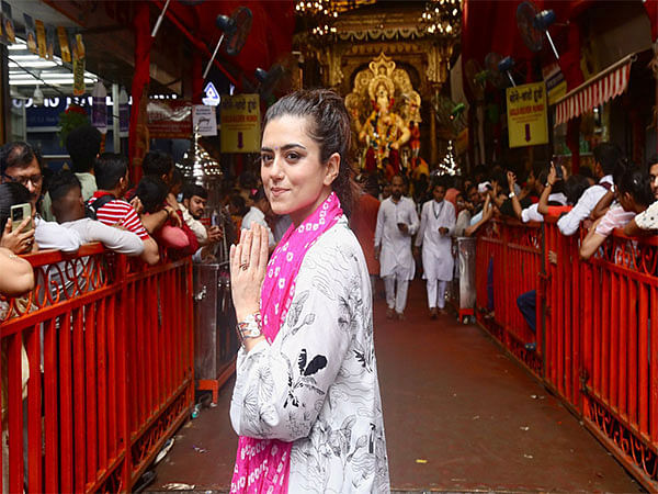 Ridhi Dogra seeks blessings at Lalbaugcha Raja on her birthday