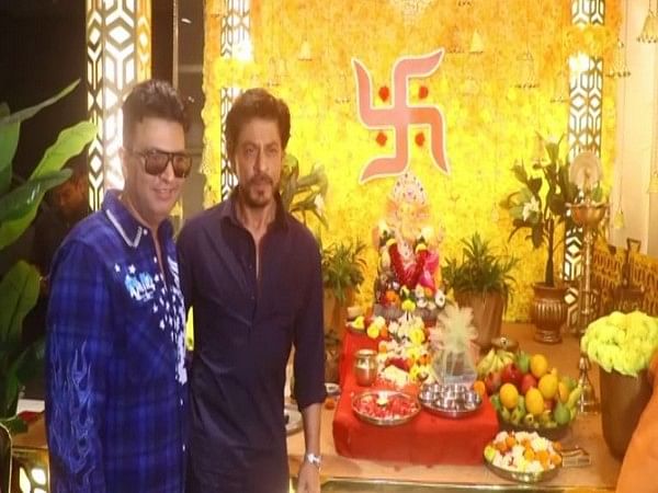 Shah Rukh Khan visits Bhushan Kumar’s office to seek blessings of Lord Ganesha