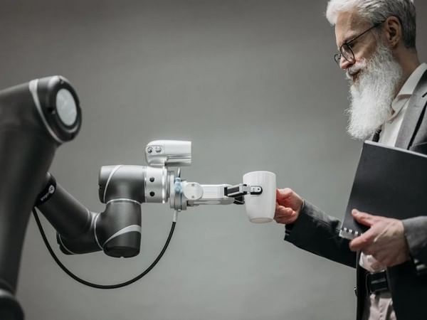 One-hour training is enough to control a third robotic arm: Study