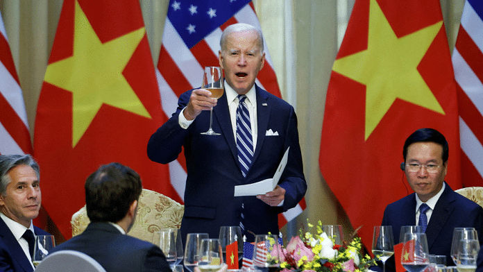 US President Joe Biden with Vietnam's President Vo Van Thuong in Hanoi, Vietnam, on Monday | Photo: Reuters/Evelyn Hockstein