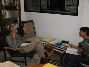 Indira Chowdhury interviewing Obaid Siddiqi at his office, National Centre of Biological Sciences, Bengaluru, 2003. This office is now the office of the Archives at NCBS Archives | Photo: by special arrangement 