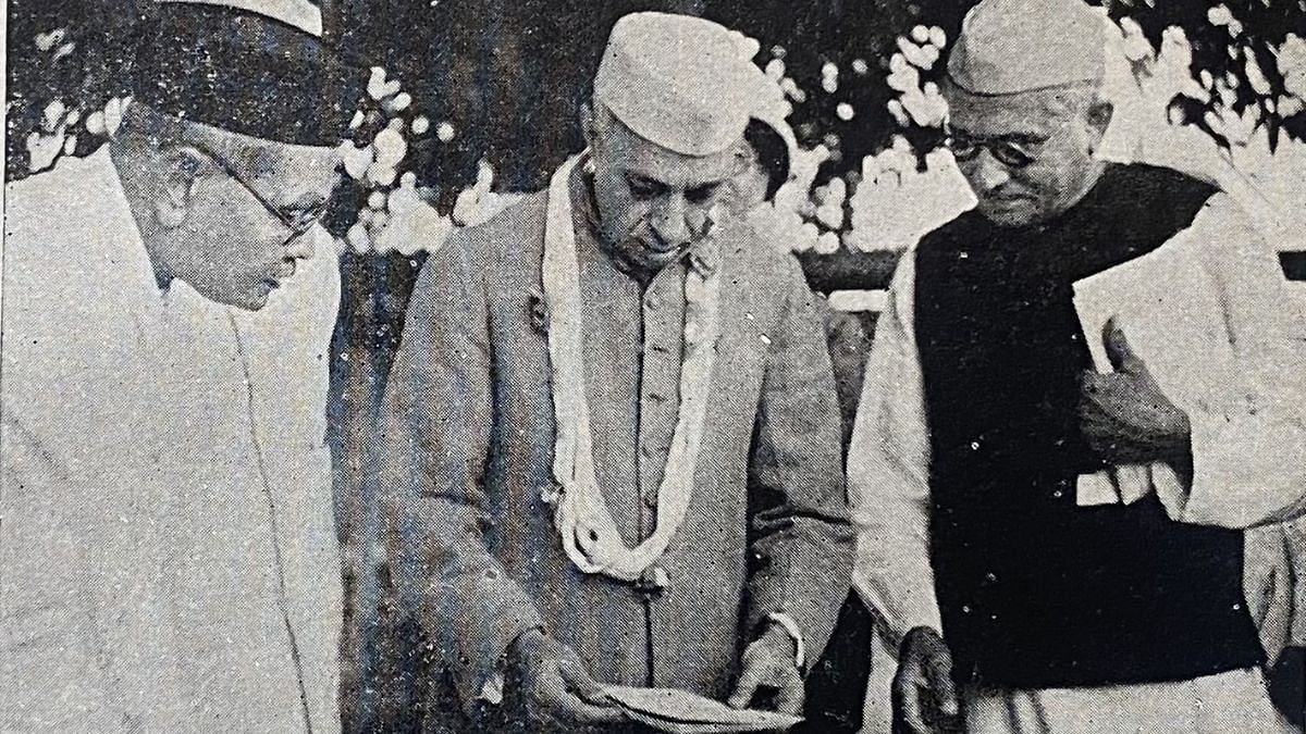 Left to right: Bhaikaka, Jawaharlal Nehru, Morarji Desai | Bhailal Patel | Bhaikakanaan Sansmarano, Sastun Sahitya Mudranalaya Trust