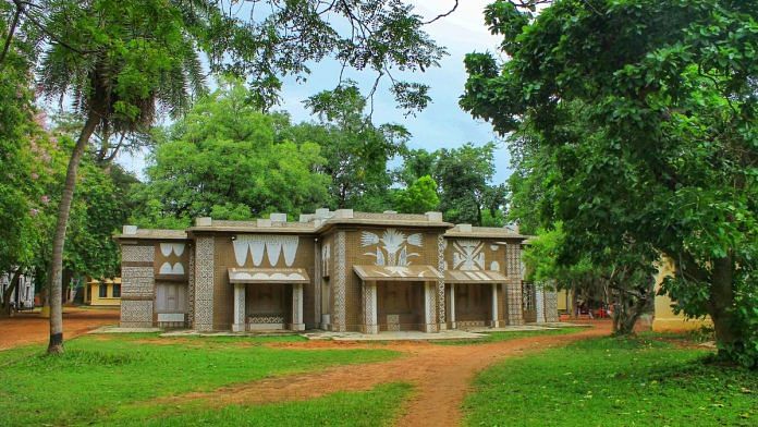 The Octagonal Single-storied Mastermoshai Studio at Kala Bhavana (Institute of Fine Arts) Built for Nandalal Bose, Photographer: Wingedtree, Shantiniketan, India, c. 2011 | Image courtesy of Wikimedia Commons.