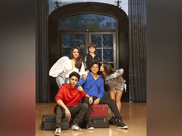 Suhana Khan kisses dad SRK's cheek in new family portrait, read Gauri's sweet message