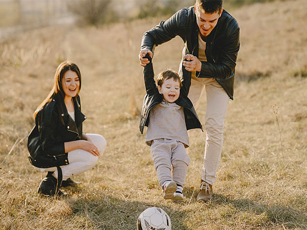 Children close to their parents are more likely to grow up kind, helpful: Research
