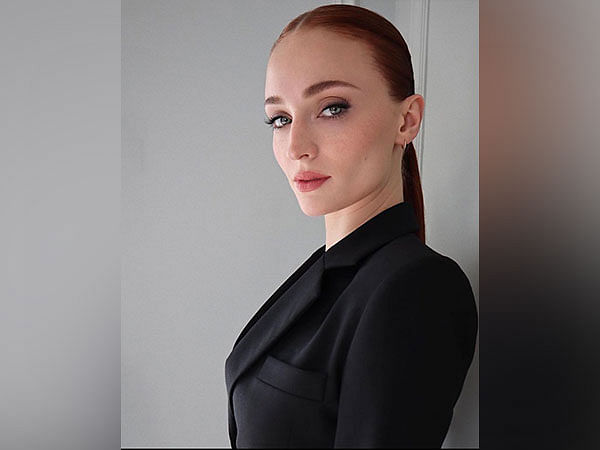 Sophie Turner Posts A Picture Wearing 'Fearless' Friendship Bracelet ...