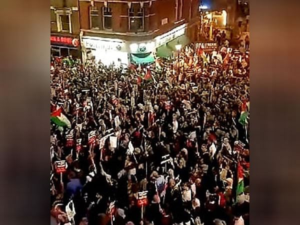 London: Pro-israeli, Pro-palestinian Protestors Clash Amid Conflict In 