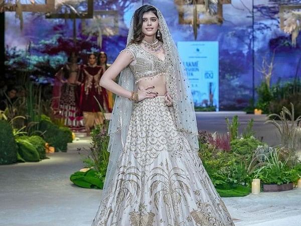 Pooja Hegde looks elegant and elusive in glitzy lehenga by Varun Chakkilam  at Lakme Fashion Week 2021 2021 : Bollywood News - Bollywood Hungama