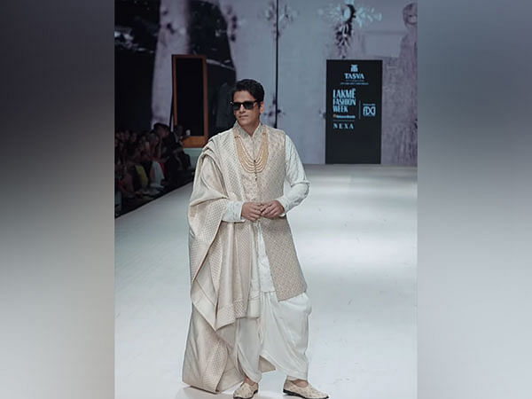 Vijay Varma steals the show in his ethnic attire at Lakme Fashion Week 2023