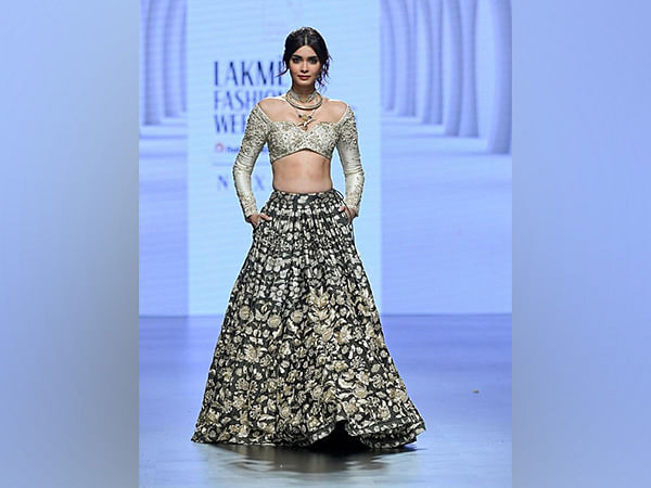 Tamannaah Bhatia Turns Showstopper For Vani Vats At Lakme Fashion Week x  FDCI; Looks Stunning In Embellished Lehenga - News18