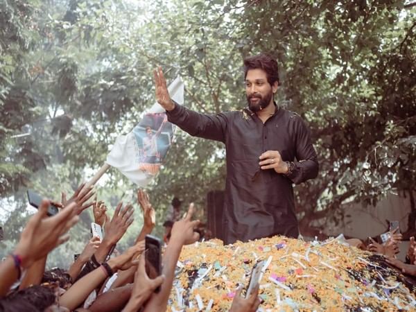Allu Arjun receives grand welcome in Hyderabad after receiving Best Actor Award Allu Arjun receives grand welcome in Hyderabad after receiving Best Actor Award