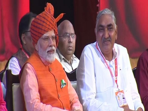 PM Modi dons saffron turban with blue checks for Ravan Dahan at Ram Leela Maidan
