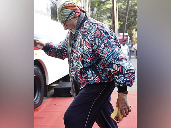 Amitabh Bachchan shares candid picture from shoot 