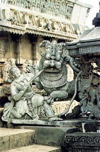 Sala fighting a tiger, the emblem of the Hoysala Empire, at the Chennakeshava Temple, Belur | Photo: Dineshkannambadi | Wikimedia Commons