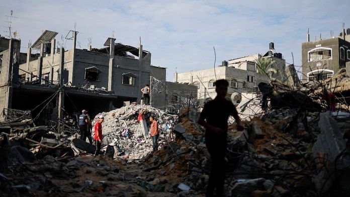 Palestinians inspect the site of Israeli strikes on houses in Khan Younis in the southern Gaza Strip, 27 October 2023 | Reuters/Mohammed Salem