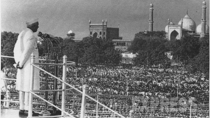 Prime Minister Nehru addresses the nation from the Red Fort on 15 August 1947 | Wikimedia Commons
