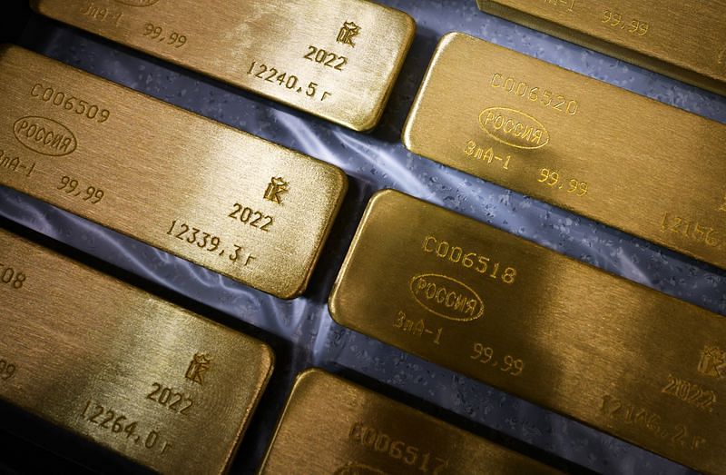 Mideast risks cushion safe-haven gold despite strong U.S. data