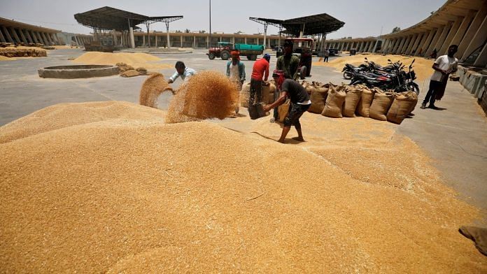 (Representational image) Workers fill sacks with wheat at the market yard of the Agriculture Product Marketing Committee on the outskirts of Ahmedabad | Reuters/file photo